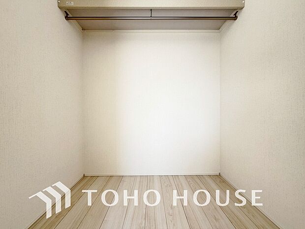 建物内部の収納には拘りました。共有部分に設けた収納。お荷物が多い方にも安心です。