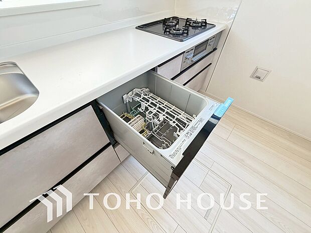 ビルトイン食器洗浄乾燥機付きのシステムキッチン。毎日の家事負担を軽減する嬉しい設備です。