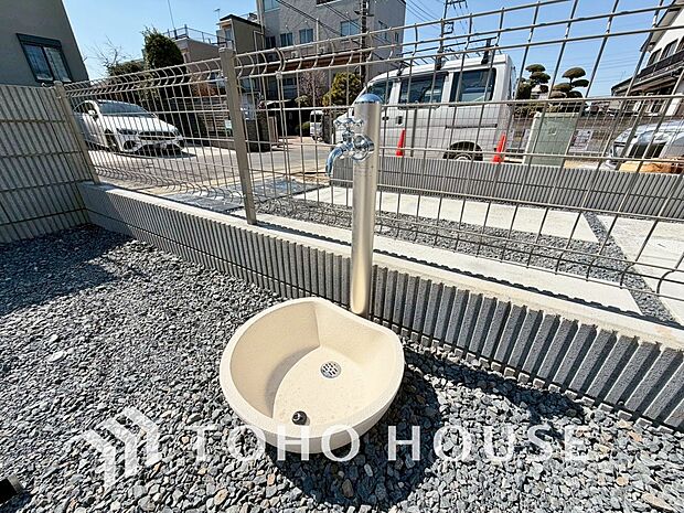 洗車の手入れや外回りのお掃除の際など、あると便利な外の立水栓がございます。
