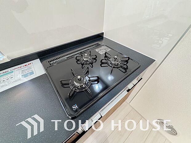 3口コンロは一度に複数のお料理を作ることができるメリットがあります。毎日のキッチンタイムを効率よく。