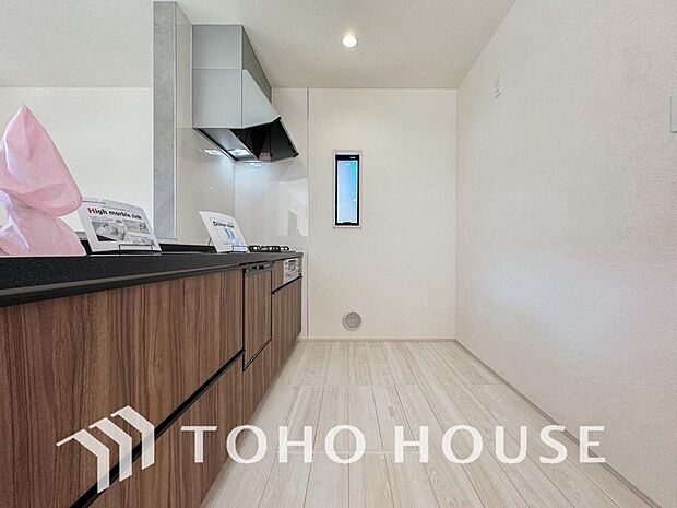 広々キッチンを採用。みんなで作った料理を召し上がりながらの会話は、どのような物になるのでしょうか。