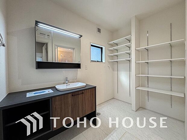 身だしなみのチェックがしやすい大きな鏡、下には収納がたっぷり。スッキリとした空間を演出いたします。