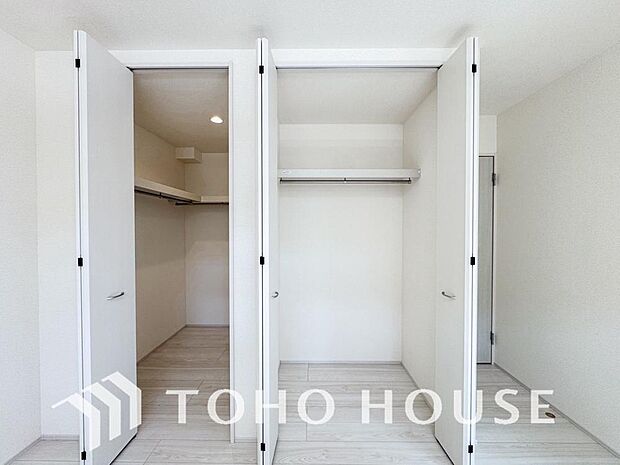 居室にはクローゼットを完備し、自由度の高い家具の配置が叶うシンプルな空間です。