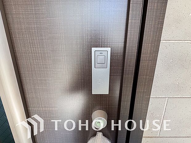 ICチップを用いたカードやボタンなどで玄関扉の鍵の施錠・解錠が出来る設備。