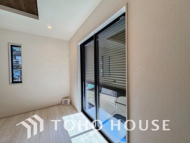 戸建にも防犯機能のシャッターを完備しております。寒い冬でも中から開閉がラクラクな所も便利です。