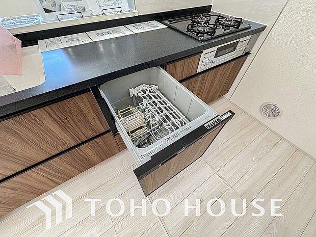 通常の手洗いでは使用出来ないほど高温のお湯や高圧水流を使うことにより汚れを効果的に落とすことができる。