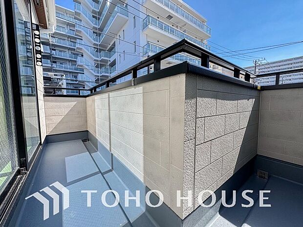 頬をなでる優しい風を感じることが出来るバルコニー。つい深呼吸をしたくなる気持ちの良い眺望です。