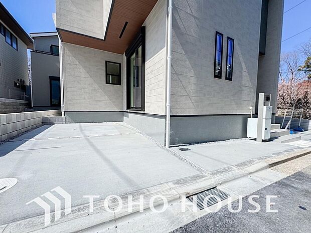 ゆったりとした駐車スペースを確保いたしましたので、大きめのお車でも駐車可能です。