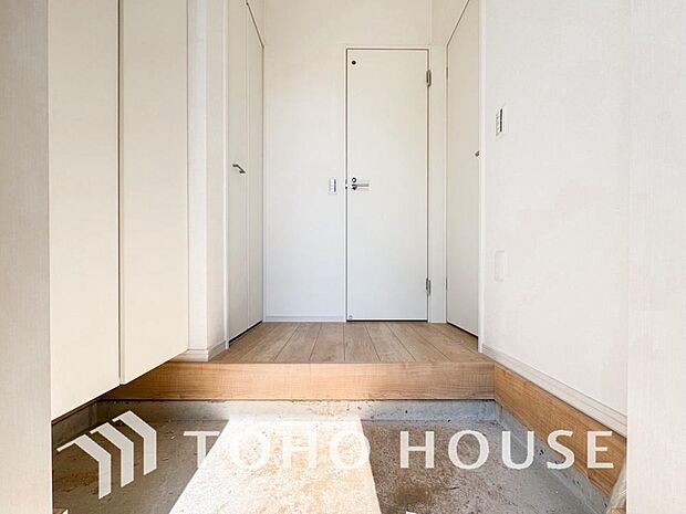 ゲストを招き、家族を迎える玄関は、ディスプレイや照明にこだわってみてはいかがでしょうか。