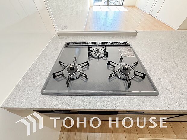 3口コンロは一度に複数のお料理を作ることができるメリットがあります。毎日のキッチンタイムを効率よく。