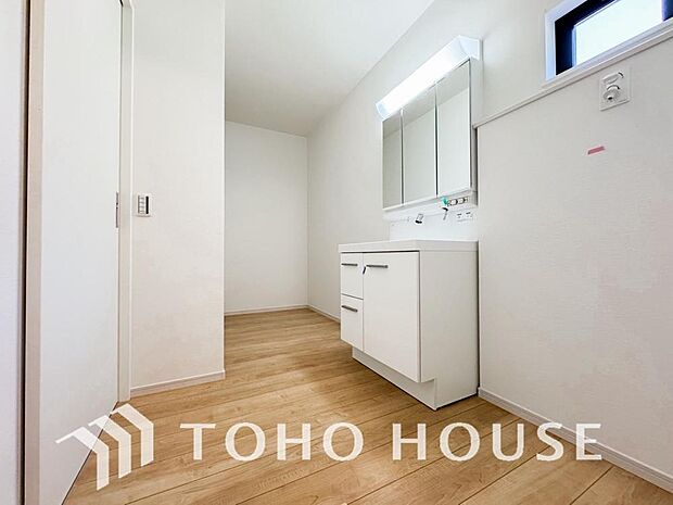 身だしなみのチェックがしやすい大きな鏡、下には収納がたっぷり。スッキリとした空間を演出いたします。