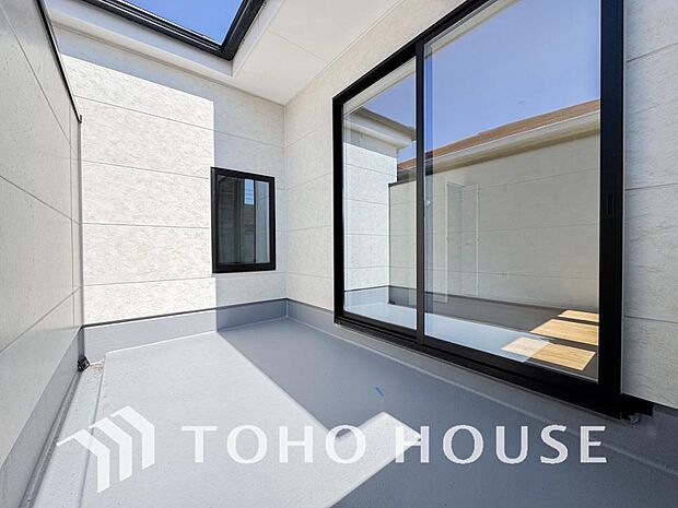 通風・採光に優れ、心地よい光と風があふれています。優しい陽射しが差し込むバルコニーとなっております。