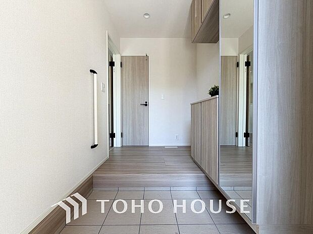 毎日みんなを見送り、そして迎え入れる場所だから。帰りたくなる家をテーマに設計した、自慢の玄関です。