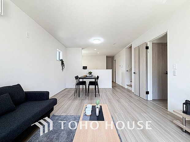 一日の中で多くの時間を過すことになるリビング。爽やかな通風と採光を存分に感じる事が出来る空間です。