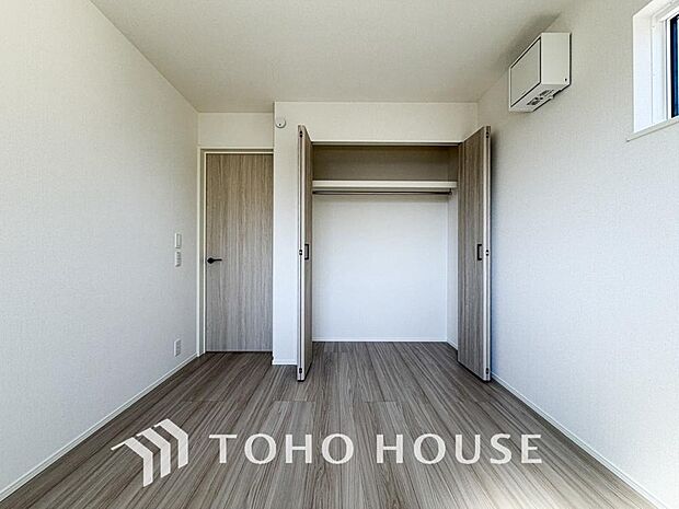 快適な光を取り入れ、心地よい風を取り入れます。心と体をゆったりと安らげる寝室。