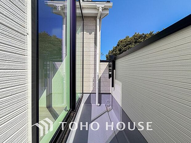 頬をなでる優しい風を感じることが出来るバルコニー。つい深呼吸をしたくなる気持ちの良い眺望です。