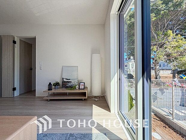 明るく穏やかな空気の中で飲んだり、食べたり、笑ったり。一日の中で多くの時間を過すことになるリビング。