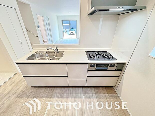 ご家族みんなで調理ができる位のスペースを実現したキッチン空間となっております。