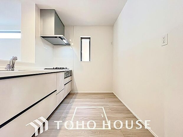 キッチンの収納は、デッドスペースになりやすい箇所を有効活用できる、スライド式収納を採用しました。