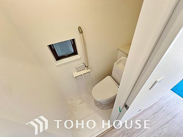 清潔な空間であって頂けますように、目に留まるだけではなく、汚れをふき取り易いフロアと壁紙をチョイス。