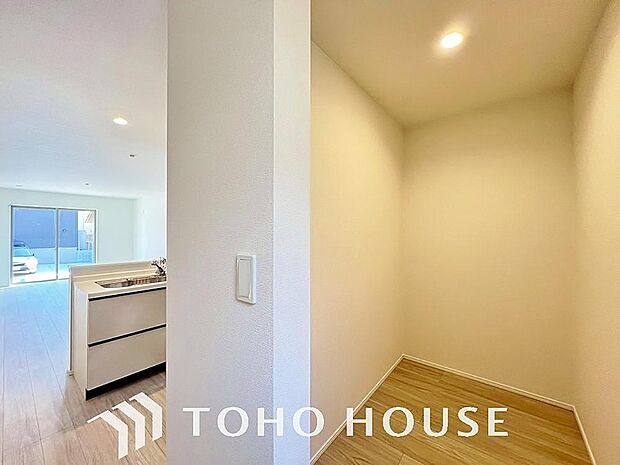 忙しい共働き世帯など、食品の買い置きや日用品のストックに大変便利なパントリー収納が備わってます。