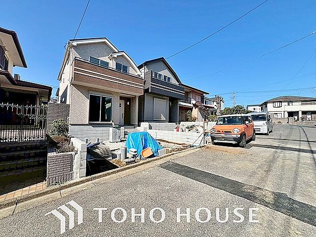 街並みの風景に包み込まれながら、瀟洒な印象も湛えて佇みます。