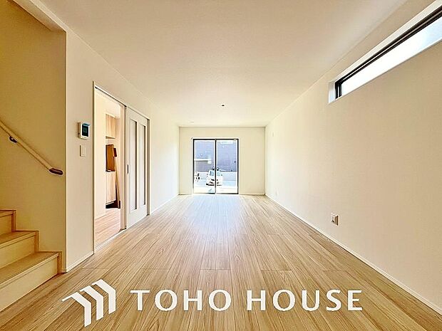 リビングも広く設け、訪れる人々を暖かく迎えてくれます。