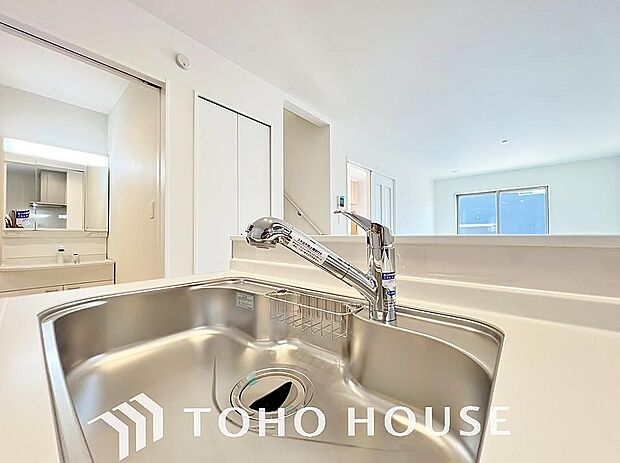 ワンタッチで浄水と原水を切り替えできる浄水器一体型水栓は水道水に含まれる有害物質を除去してくれます。