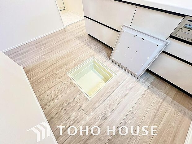 食品ストックや非常食・保存食の保管庫として活用できます。住まいの床下点検口としての役割もあります。