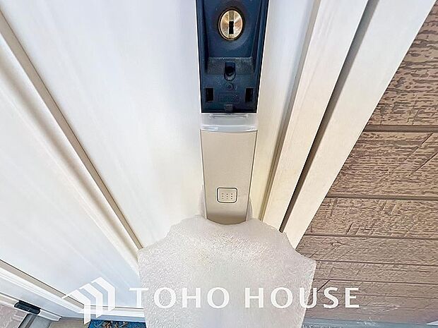 ICチップを用いたカードキー等で玄関扉の施錠&解錠が出来る設備。最近は鍵穴の無いドアも増えてます。