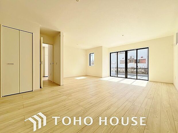 光が注がれる青い空から鮮やかに赤色にゆっくりと染まる。そんな優しい時間がここでは流れてゆく。