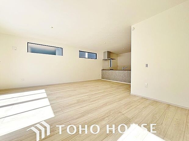 リビングも広く設け、訪れる人々を暖かく迎えてくれます。