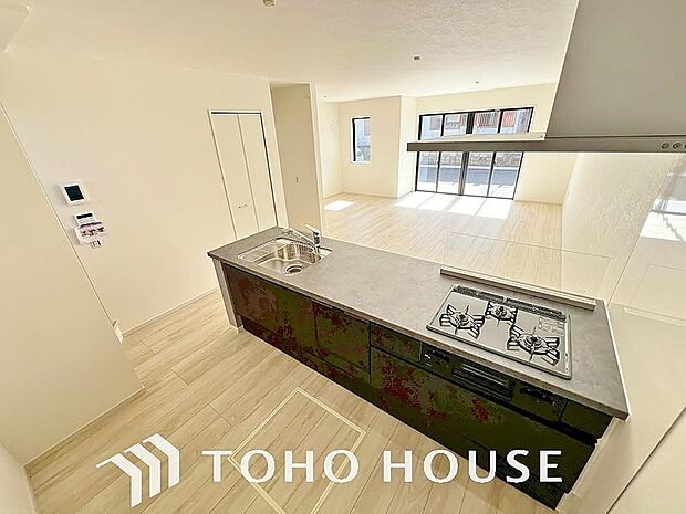 キッチンの収納は、デッドスペースになりやすい箇所を有効活用できる、スライド式収納を採用しました。