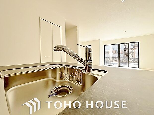 ワンタッチで浄水と原水を切り替えできる浄水器一体型水栓は水道水に含まれる有害物質を除去してくれます。