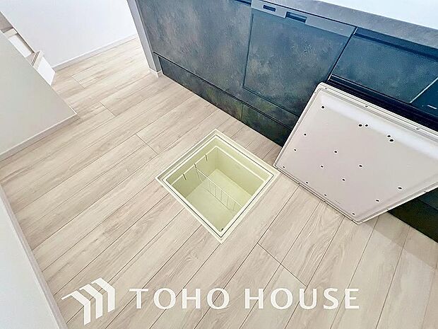 食品ストックや非常食・保存食の保管庫として活用できます。住まいの床下点検口としての役割もあります。