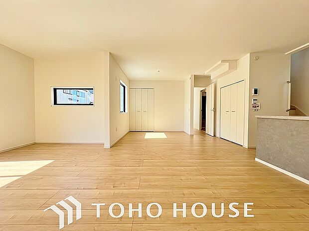 光が注がれる青い空から鮮やかに赤色にゆっくりと染まる。そんな優しい時間がここでは流れてゆく。