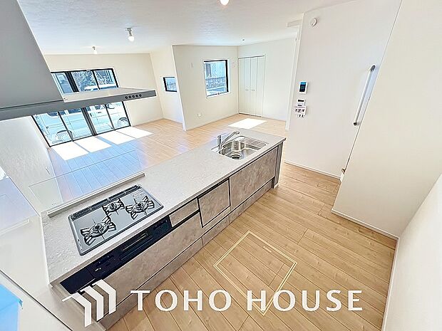 キッチンの収納は、デッドスペースになりやすい箇所を有効活用できる、スライド式収納を採用しました。