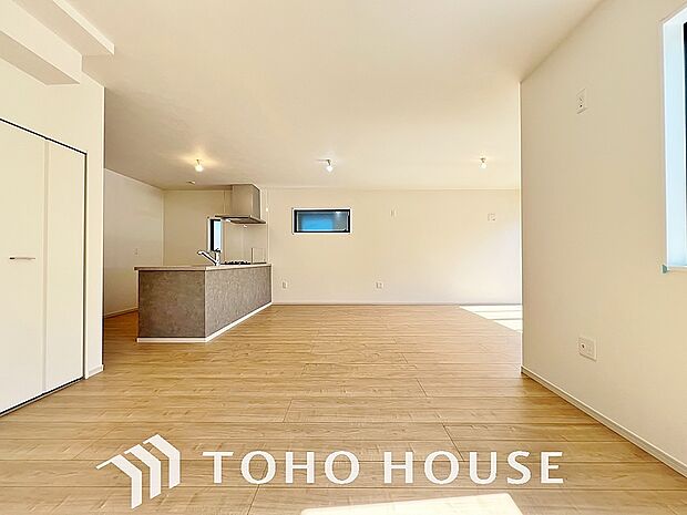 夫婦そろってキッチンに立っても調理がしやすく余裕の広さ。家事をしながら会話も弾みます。