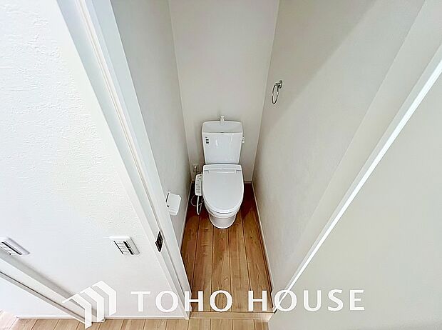 十分な広さと清潔感のあるカラーで纏まったおトイレ。時間に余裕とゆとりを持たせます。