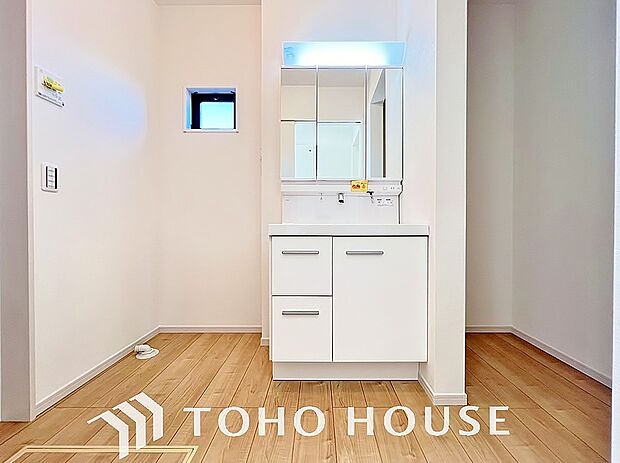 身だしなみのチェックがしやすい大きな鏡、下には収納がたっぷり。スッキリとした空間を演出いたします。