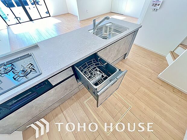 高温水や高圧水流を使う事で効率よく食器洗浄できます。殺菌効果も高いので哺乳瓶等を洗う際にも便利です。