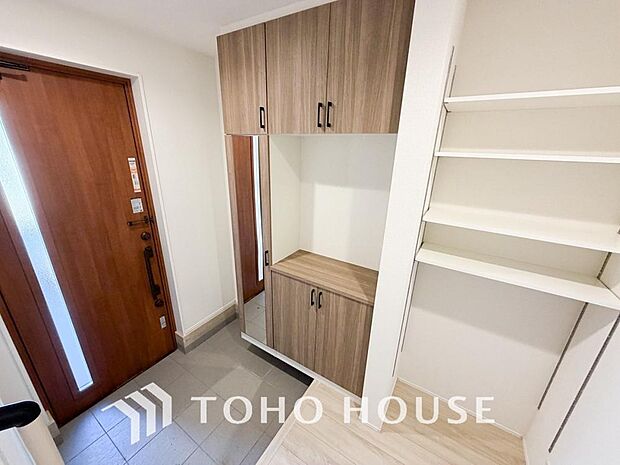 ゲストを招き、家族を迎える玄関は、ディスプレイや照明にこだわってみてはいかがでしょうか。