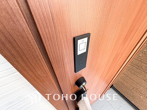 ICチップを用いたカードやボタンなどで玄関扉の鍵の施錠・解錠ができる設備。