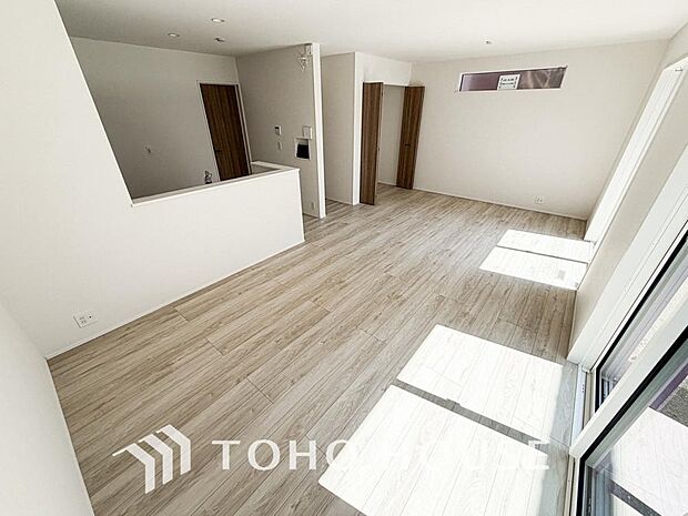 光が注がれる青い空から鮮やかに赤色にゆっくりと染まる。そんな優しい時間がここでは流れてゆく。