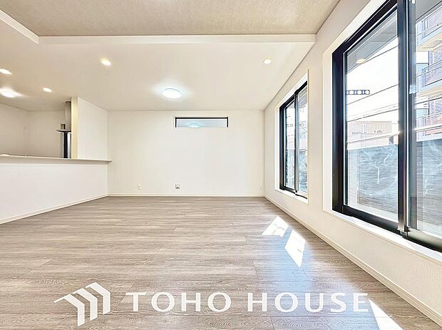 リビングも広く設け、訪れる人々を暖かく迎えてくれます。