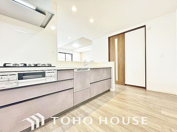 広々キッチンを採用。みんなで作った料理を召し上がりながらの会話は、どのような物になるのでしょうか。