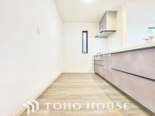 ご家族みんなで調理ができる位のスペースを実現したキッチン空間となっております。