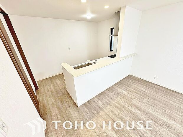 夫婦そろってキッチンに立っても調理がしやすく余裕の広さ。家事をしながら会話も弾みます。