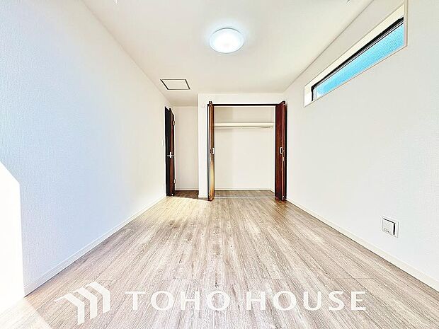 一日の疲れを癒やしてくれる主寝室。時を忘れて過ごす場所として過ごせるお部屋。