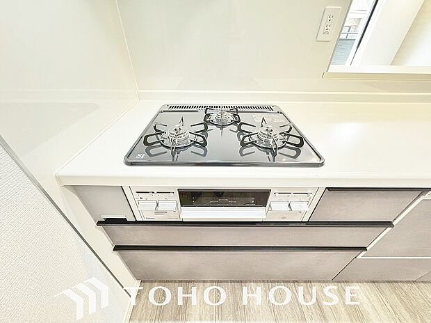 見た目に美しくインテリア性にも優れお掃除も簡単。3口コンロで忙しくても同時に調理で便利ですね。